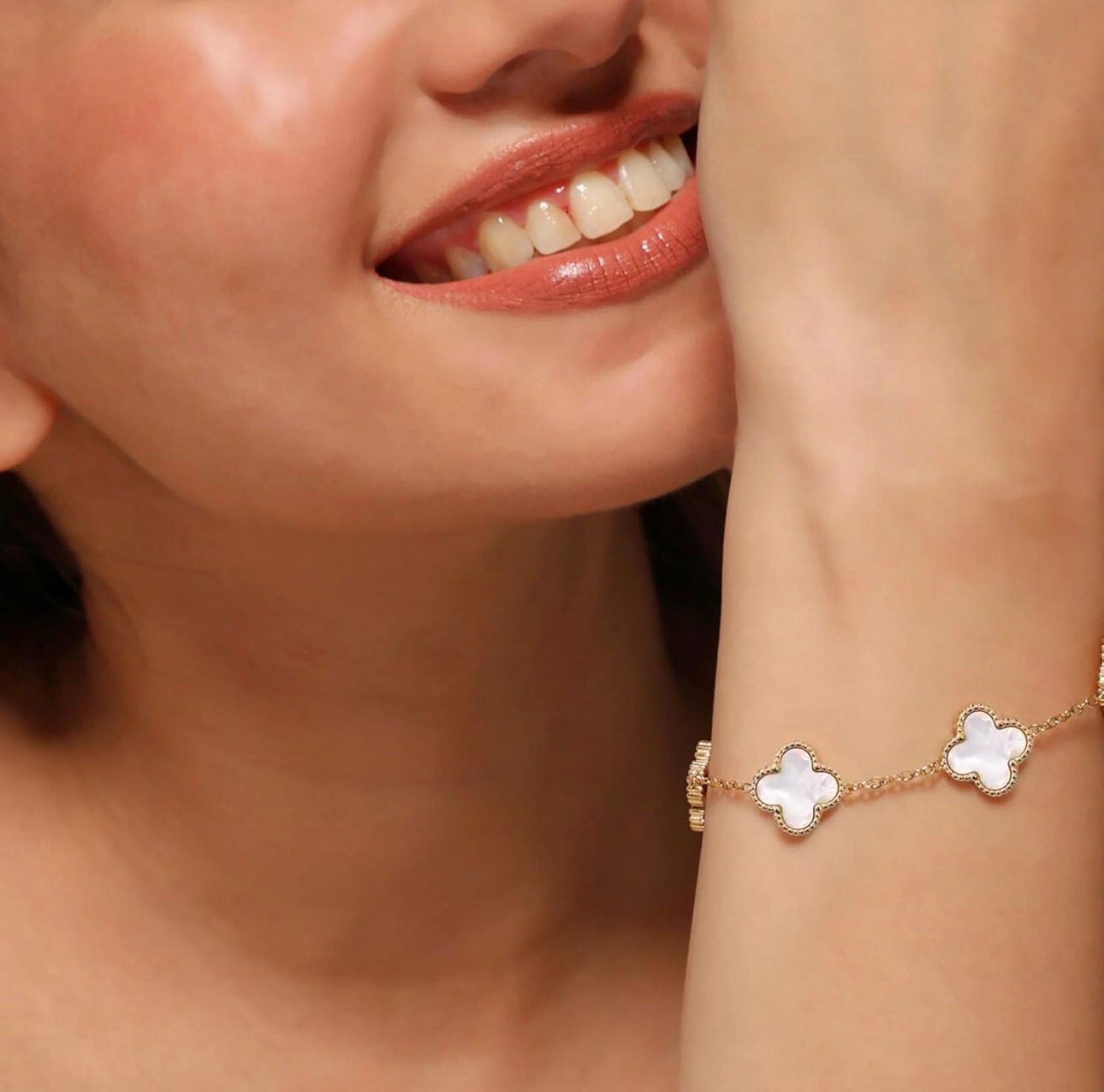 Product Details: Elegant 5-Motif Clover Bracelet (Mother of Pearl Style) SEO-Optimized Title Elegant 18K Gold Plated 5-Motif White Clover Bracelet – Mother of Pearl Style Four-Leaf Lucky Clover Jewelry for Women - Image 2