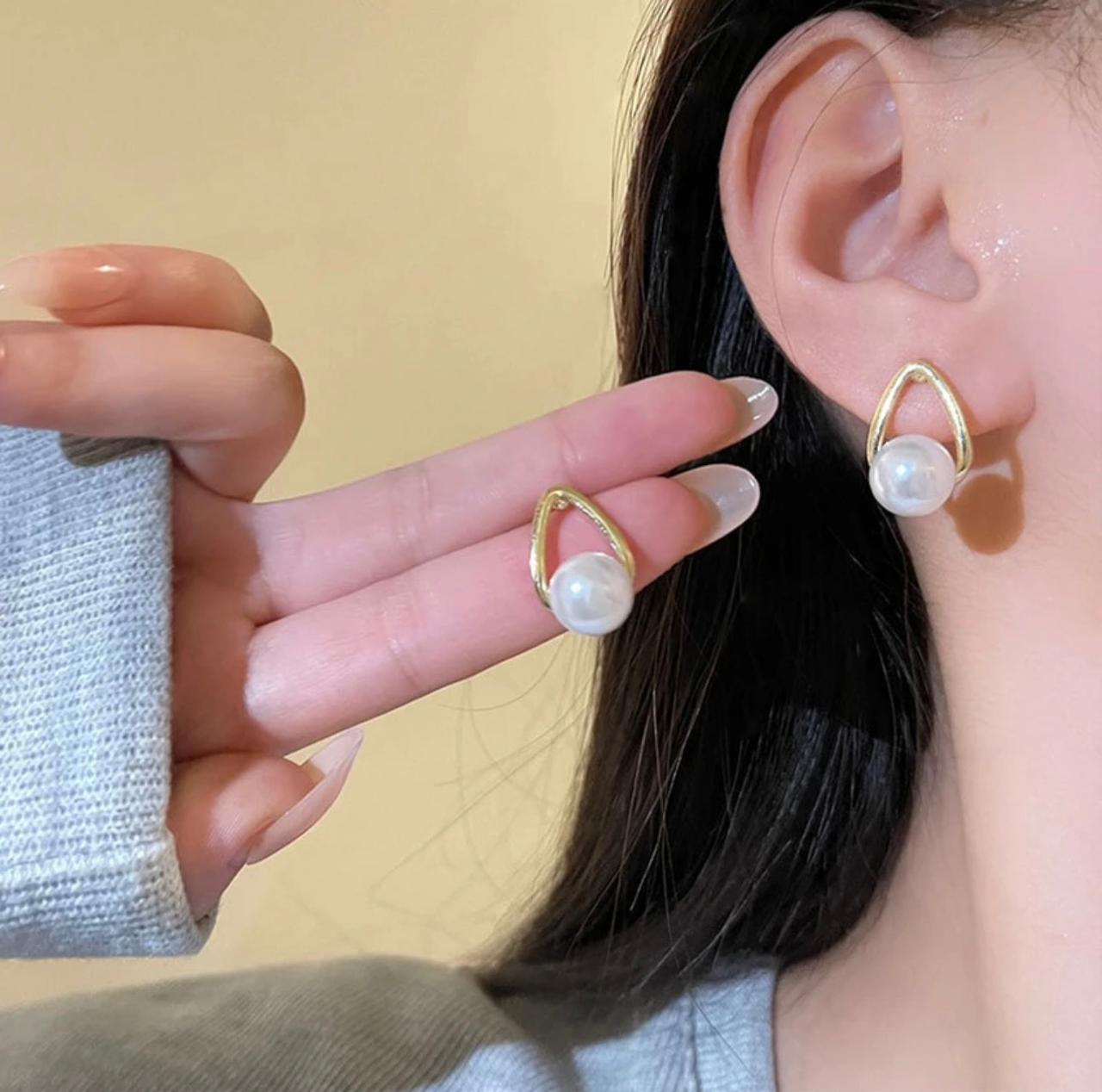Minimalist Gold Teardrop Pearl Stud Earrings – Korean Style Dainty Geometric Jewelry - Image 2