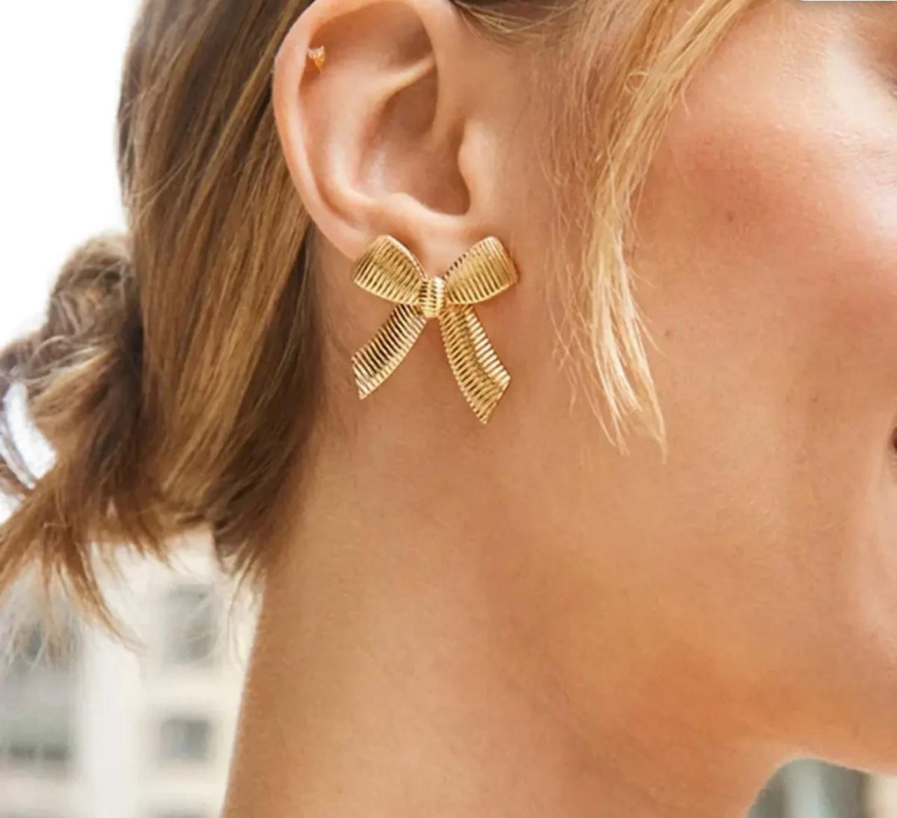 Vintage Hammered Gold Flower Stud Earrings – Matte Gold Sculptural Floral Jewelry - Image 2