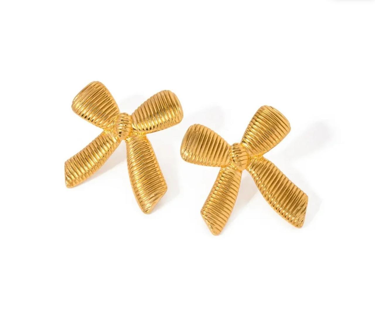 Vintage Hammered Gold Flower Stud Earrings – Matte Gold Sculptural Floral Jewelry