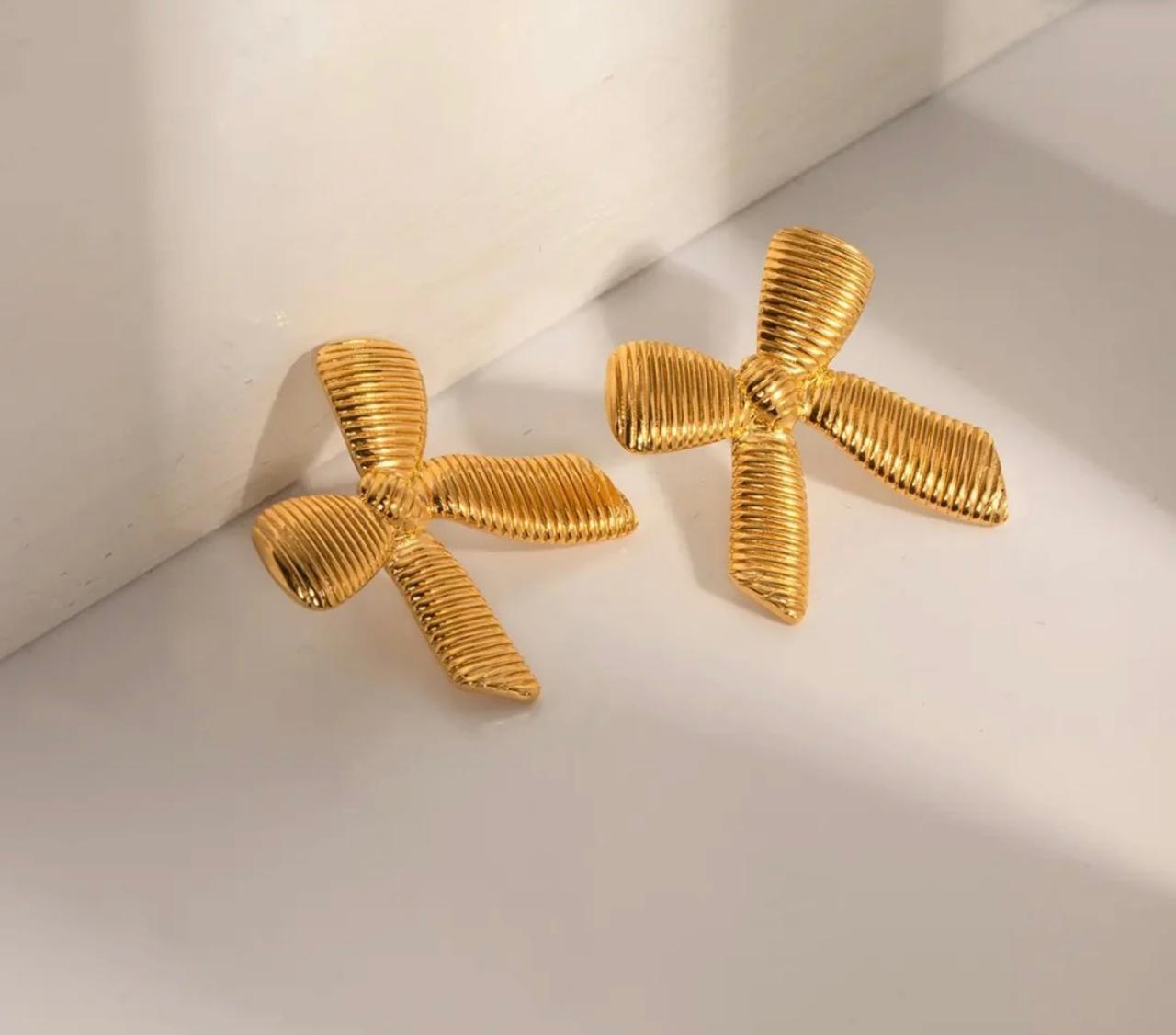 Vintage Hammered Gold Flower Stud Earrings – Matte Gold Sculptural Floral Jewelry - Image 3